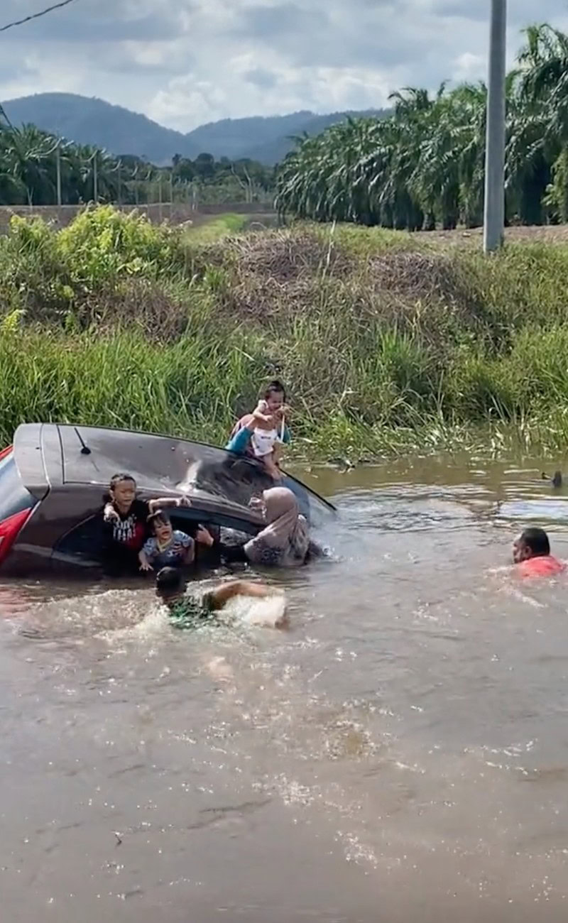 Sekeluarga berdepan detik cemas kereta terbabas dalam sungai, berjaya diselamatkan orang awam 8